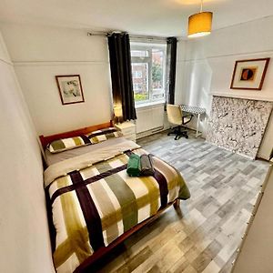 Zimmer mit Kingsize-Bett